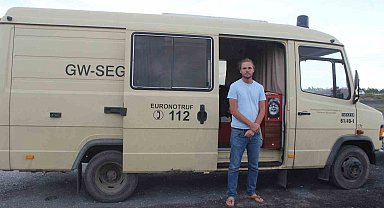 Eski ambulansı karavanaya çeviren Belçikalı turist, Meke Gölü'nde mola verdi