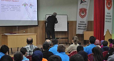 Eskişehirli karikatürist bilgilerini öğrencilerle paylaştı