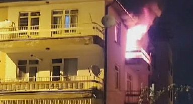 Ev alev alev yandı, o anlar kameraya yansıdı