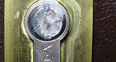 Ev sahibi kiracılar eve giremesin diye kapılarına yapıştırıcı sürdü