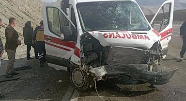 Evde bakım ambulansı yoldan çıktı: 4 yaralı