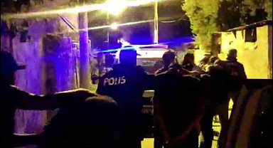 Eve gelen davetsiz misafirler polis çıkınca tüm planlar alt üst oldu