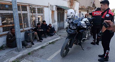 Evin duvarına çarpan araçtan 5 göçmen çıktı