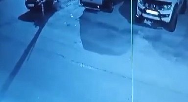 Evin önünde araç lastiğini ateşe verdi, arkasına bakmadan böyle kaçtı