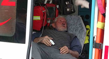 Evlerinde yangın çıkan yaşlı çifti komşusu kurtardı