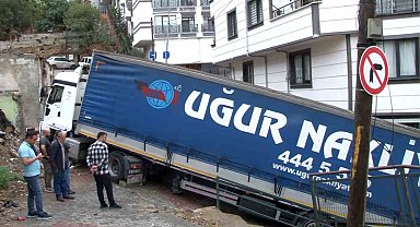 Eyüpsultan'da ara sokakta sıkışan tır 18 saattir kurtarılamıyor