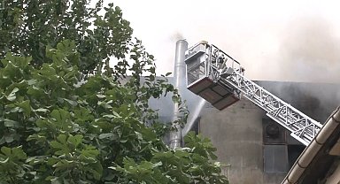 Eyüpsultan'da müzik aleti imalathanesinde korkutan yangın: 2 itfaiye eri dumandan etkilendi