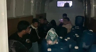 Ezine'de 8 kaçak göçmen ile 1 organizatör yakalandı