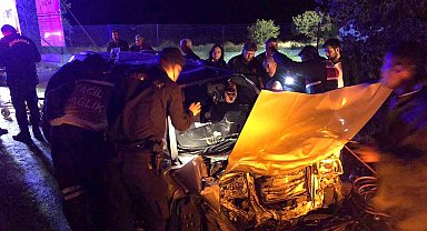 Ezine'de otomobil ile kamyon çarpıştı: 1 ölü