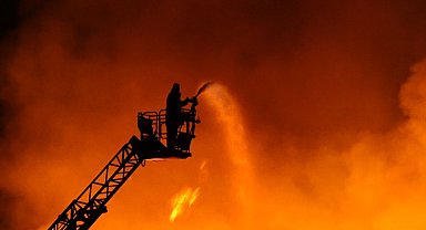 Fabrika yangınında alevler geceyi gündüze çevirdi