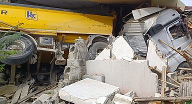 Facia teğet geçti: Hafriyat kamyonu eve daldı