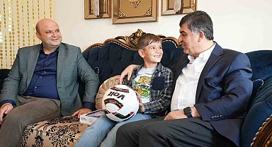 Fadıloğlu'ndan Ali Kaan'a tablet ve futbol topu