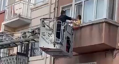 Fatih'te babası uyurken pencereye oturan çocuğu itfaiye kurtardı