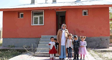 Fedakar öğretmen, köy okulunun deposunu sınıfa dönüştürdü