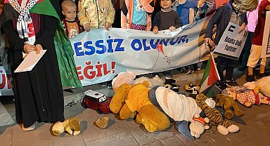 Filistin'de katledilen çocukların sesi olup, yere oyuncak attılar