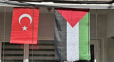 Filistin'e destek için balkonuna bayrak astı