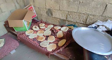 Filistinli aile Gazze Şeridi'ndeki ekmek krizini çözmek için kil fırın kullanmaya başladı