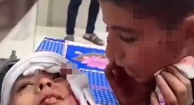 Filistinli çocuğun yaralı kardeşine şehadet getirmeyi öğrettiği anlar yürek burktu