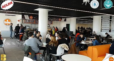 Fırıntaş Kampüs Kafe'de öğrencilerin yanında