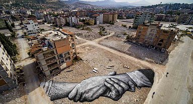 Fransız sanatçı, enkaz üzerine çizdiği dev eserle dünyaya kardeşlik mesajı verdi