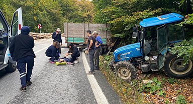 Freni boşalan odun yüklü traktör devrildi: 2 yaralı