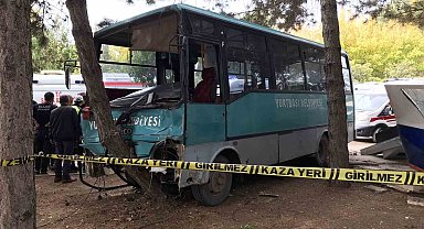 Freni patlayan midibüs 2 aracı biçip parka daldı: 1'i ağır, çoğu öğrenci 27 yaralı