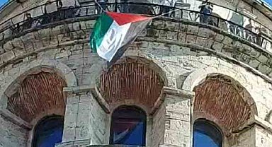 Galata Kulesi'nde destek amaçlı Filistin bayrağı açıldı