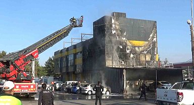 Gaziantep'te yangın paniği: Park halindeki 5 araç küle döndü