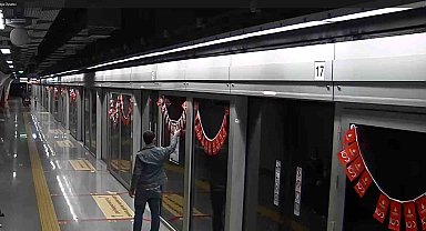 Gaziosmanpaşa'da metroya asılan Türk bayraklarını yırttı: Gözaltına alınan şüpheli tutuklandı