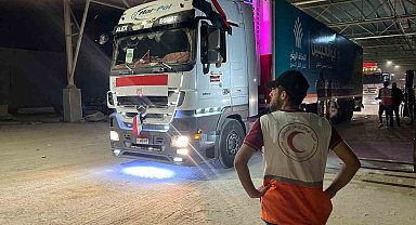 Gazze'ye 4. yardım konvoyu Refah Sınır Kapısı'ndan giriş yaptı