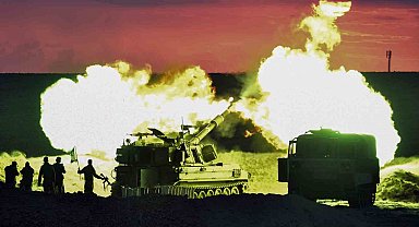 Gazze'yi vuran topçu birlikleri anbean kameralara yansıdı