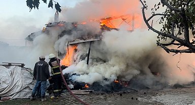 Gediz'de ahşap bina yangında küle döndü