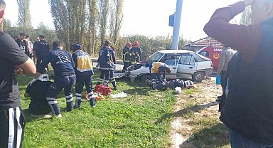 Gediz'de iki otomobil çarpıştı: 3 yaralı