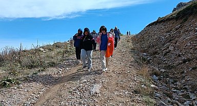 Gediz'de öğrenciler 100. yıl anısına Akdağ zirvesine bayrak astılar