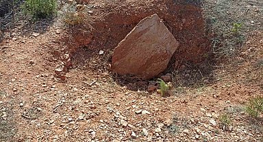 Gediz'de tarihi mezarların bulunduğu alan defineciler tarafından tahrip edildi