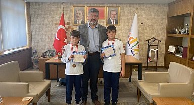 Gediz'de yüklü miktarda para bulan ilkokul öğrencilerinden örnek davranış