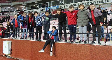 Geleceğin futbolcularından yeşil sahadaki abilerine tribün desteği