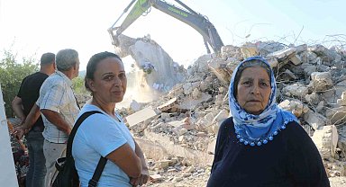 Gelin ve kaynana yuvalarının yıkılışını üzüntü içerisinde izledi