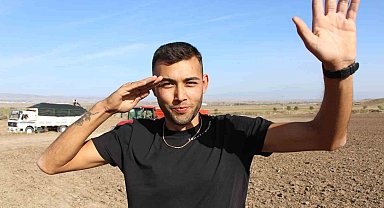 Genç çiftçiden tarlasına 'Cumhuriyet' yazarken kendisini görüntüleyen helikopterdeki Mehmetçiğe selam