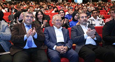 Genç dostu başkandan öğrencilere ücretsiz kaynak kitap