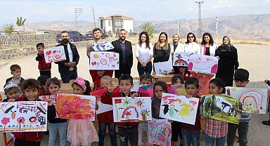 Genç ressam dezavantajlı çocuklar için yüzlerce kilometre yol kat etti