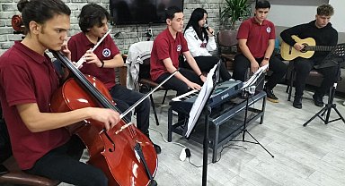 Gençler söyledi, büyükler oynadı