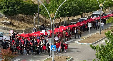Gercüş'te 29 Ekim Cumhuriyet Bayramı etkinlikleri 100 metrelik bayrak yürüyüşüyle başladı