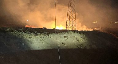 Gercüş'te anız yangını geceyi aydınlattı