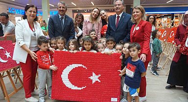 Geri dönüşüm malzemelerinden 100. yıla özel hazırlanan "Türk Bayrağı" sergisi açıldı