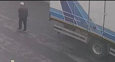 Geri giden kamyonun altında kalan yaşlı adam hayatını kaybetti: Kaza kameraya yansıdı