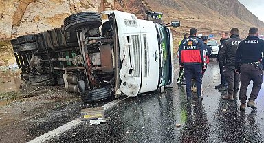 Gevaş'ta tır devrildi: 1 yaralı