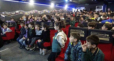 Gezen Sinema tırı Tatvanlı öğrencilerin yüzünü güldürdü