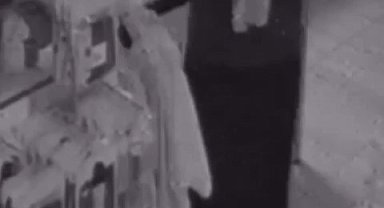 Giyim dükkanına giren kadın, elbiseyi eteğine koyup hırsızlık yaptı