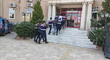 Göçmenler kamyon kasasında yakalandı, 3 organizatör tutuklandı